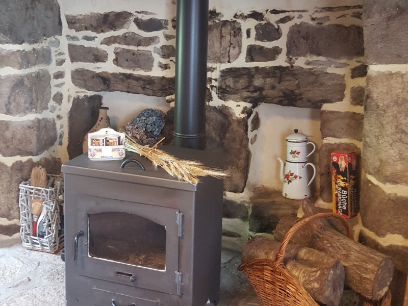 Maison, location Clévacances Bourbriac (Côtes d'Armor, Bretagne) - -Espace salon avec poele à bois