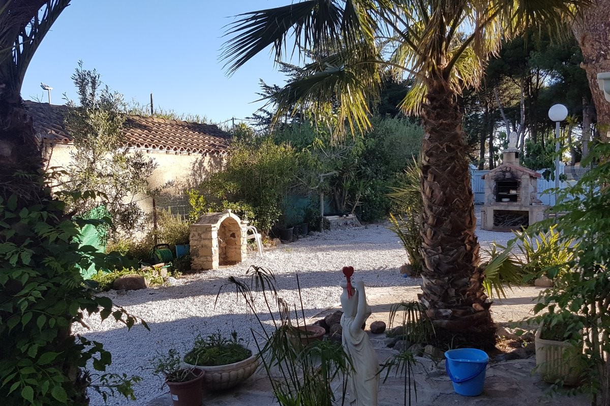 le paradis ...   avec le petit seau bleu pour arroser les fleurs...