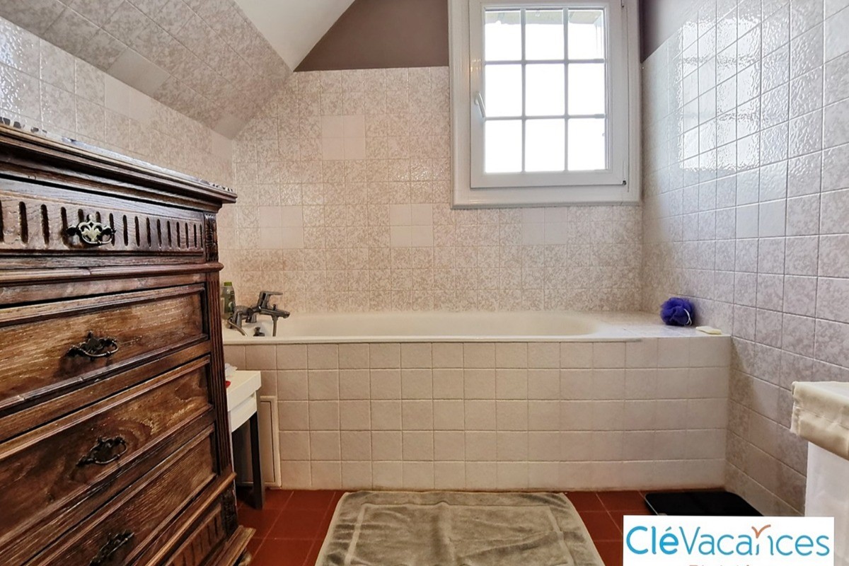 Salle de bain commune à la chambre familiale Soleil et Pêche