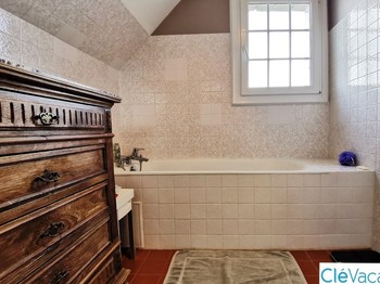 Salle de bain commune à la chambre familiale Soleil et Pêche