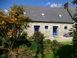 Façade( sans la terrasse)- Maison de village de caractère , dans jardin  magnifique, près de la mer. 6 pers.