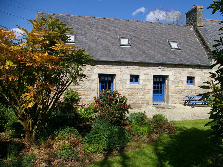 Façade( sans la terrasse)- Maison de village de caractère , dans jardin  magnifique, près de la mer. 6 pers.