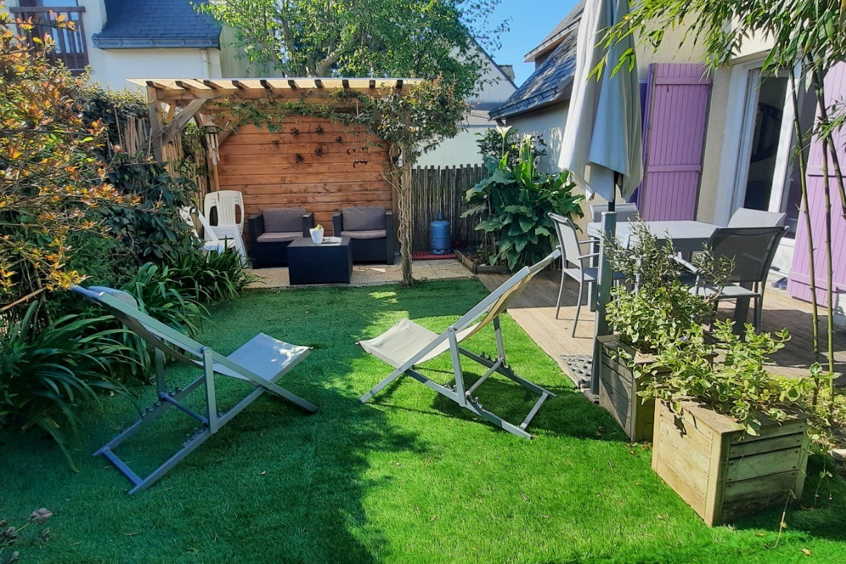Jardinet clos avec terrasse  et kiosque