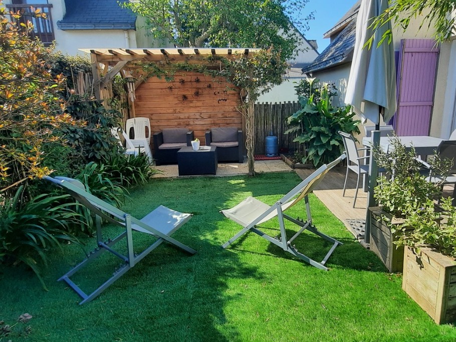 Jardinet clos avec terrasse  et kiosque
