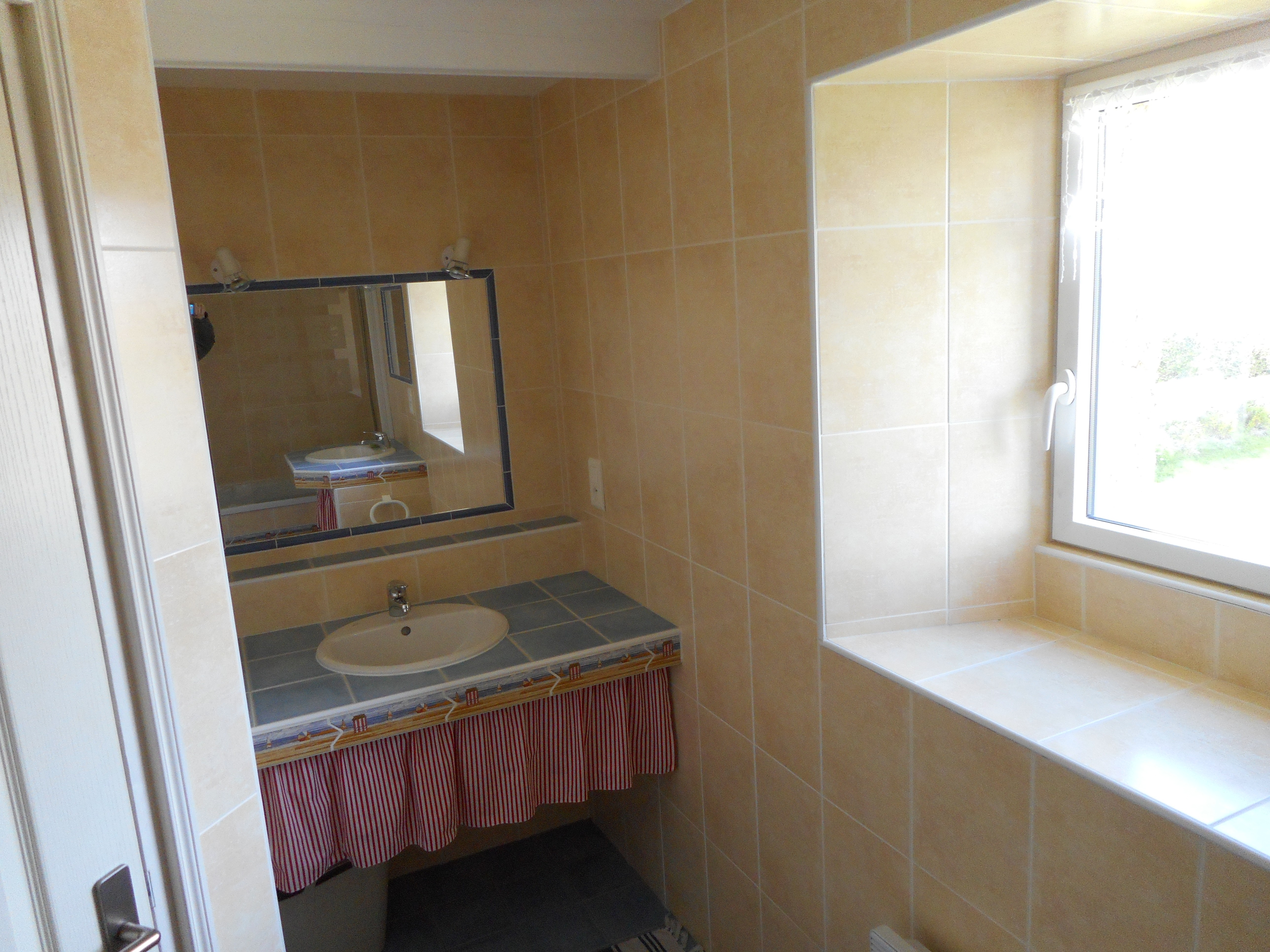 Salle de bain à l'étage (baignoire et 2 lavabos indépendants)
