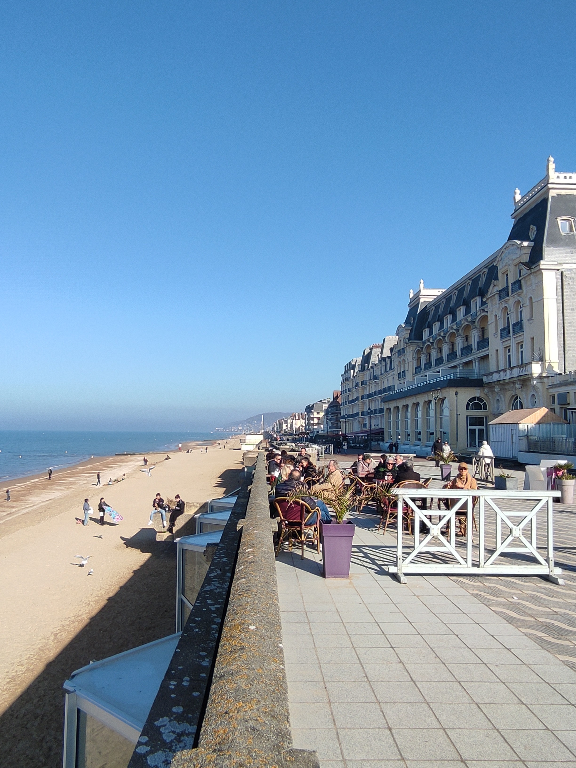En face du grand hôtel de Cabourg