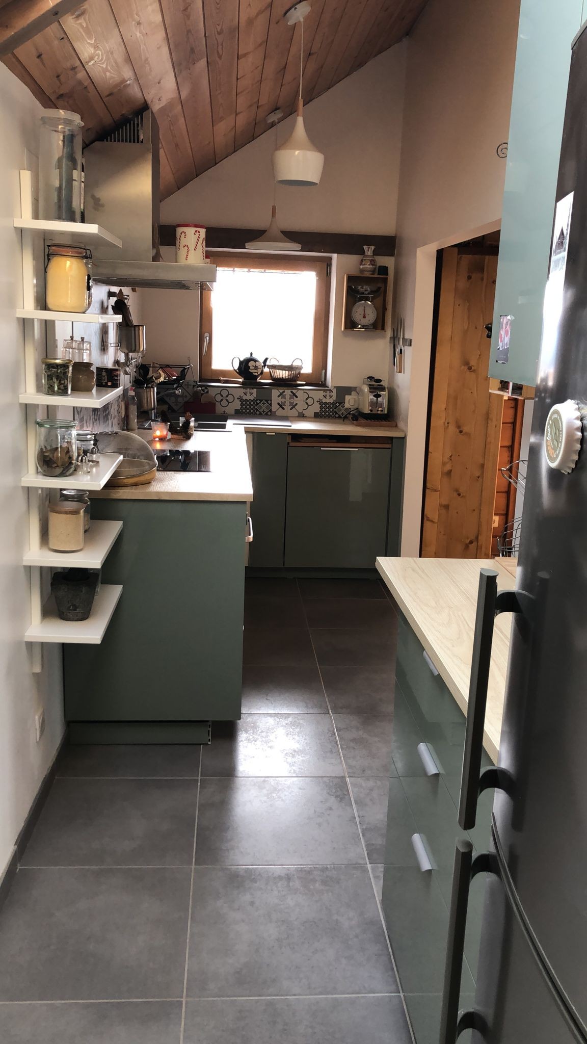 Cuisine ouverte sur salon/ séjour - Gîte chalet paisible