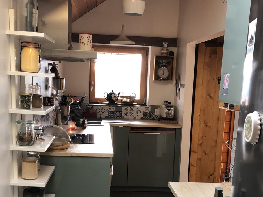 Cuisine ouverte sur salon/ séjour - Gîte chalet paisible