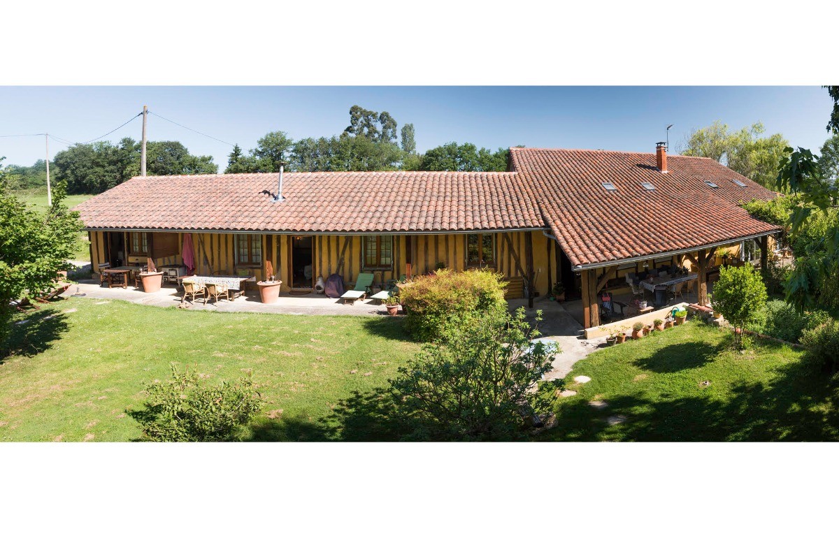 Maison style Gascon avec poutres apparantes, datés du 12e siècle. House in gascony style with oak beams dating from the 12th century!