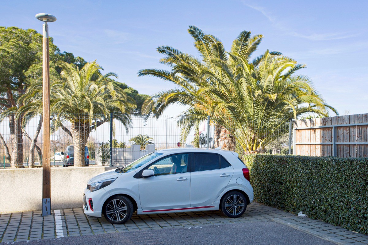 Place de parking privé : relativement facile d'accès (contre la haie), en marche arrière !