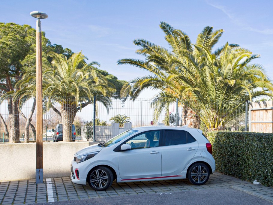 Place de parking privé : relativement facile d'accès (contre la haie), en marche arrière !