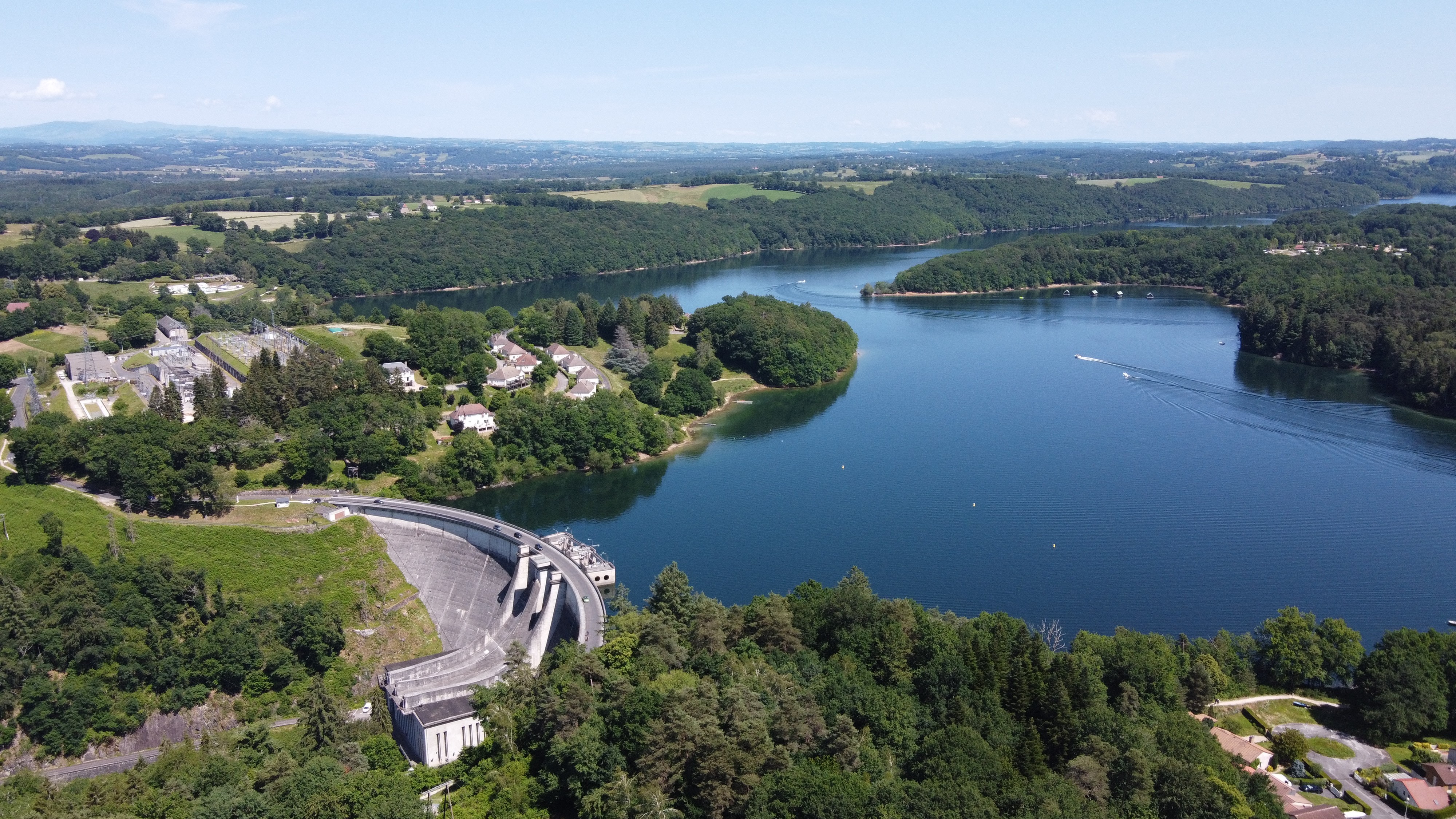 Barrage et lac de Saint-Étienne-Cantalès près du gîte Marguerite à Saint-Gérons