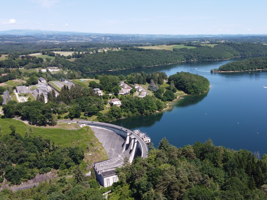 Barrage et lac de Saint-Étienne-Cantalès près du gîte Marguerite à Saint-Gérons