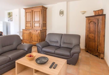 un grand séjour avec un salon cosy