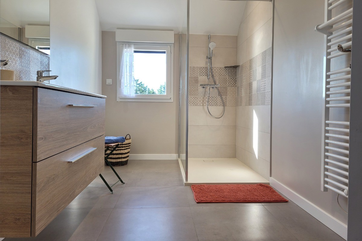 Le Moine, Location, Plouha, Point de la Tour, Clévacances, Salle d'eau avec douche, lavabo vasque
