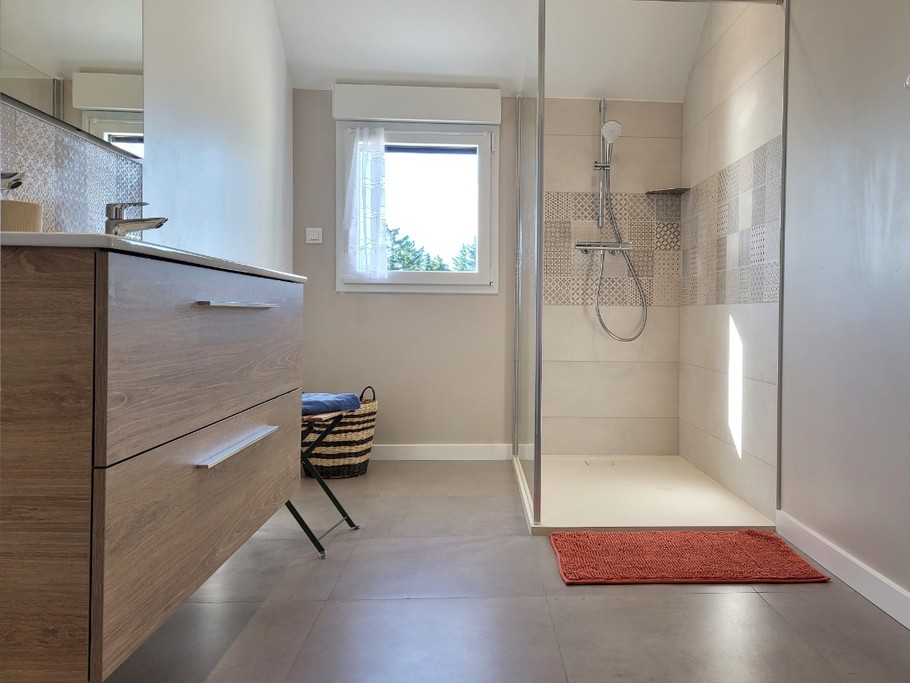 Le Moine, Location, Plouha, Point de la Tour, Clévacances, Salle d'eau avec douche, lavabo vasque