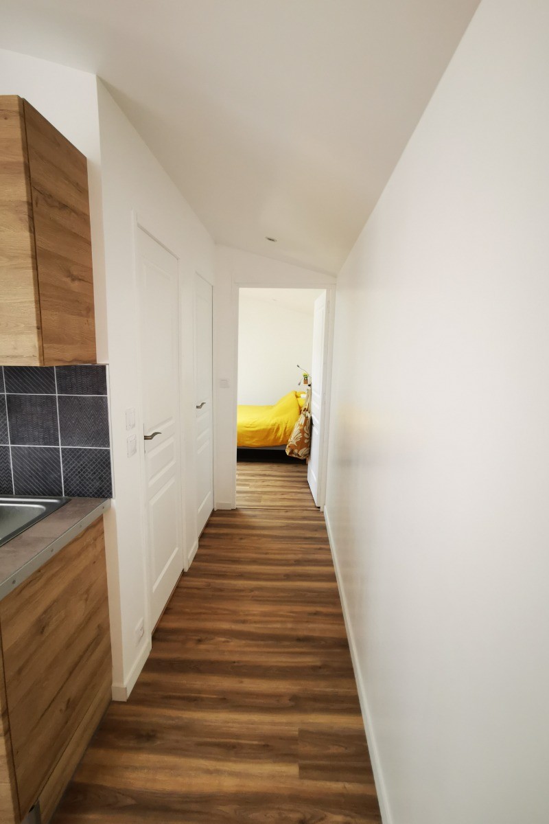 Couloir desservant, depuis la pièce de vie, les WC séparés à gauche, puis  la salle d'eau, puis au fond la chambre indépendante.