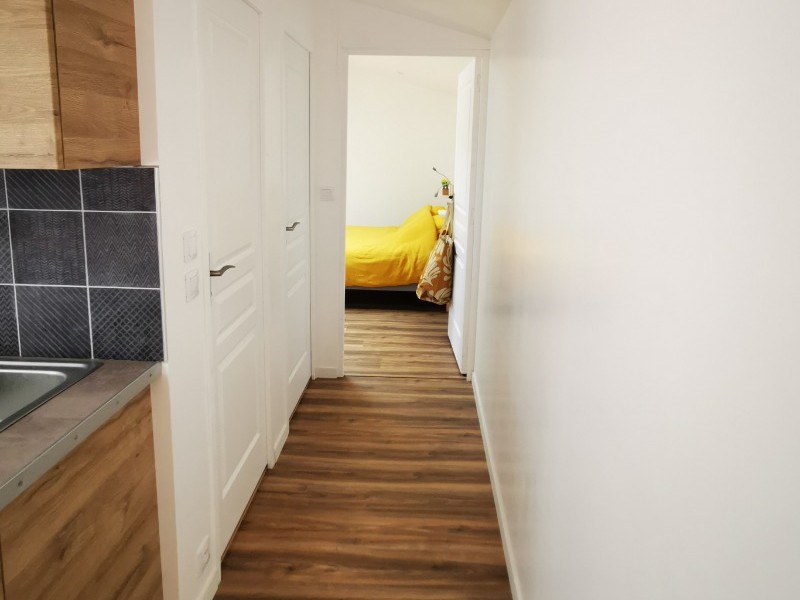 Couloir desservant, depuis la pièce de vie, les WC séparés à gauche, puis la salle d'eau, puis au fond la chambre indépendante.