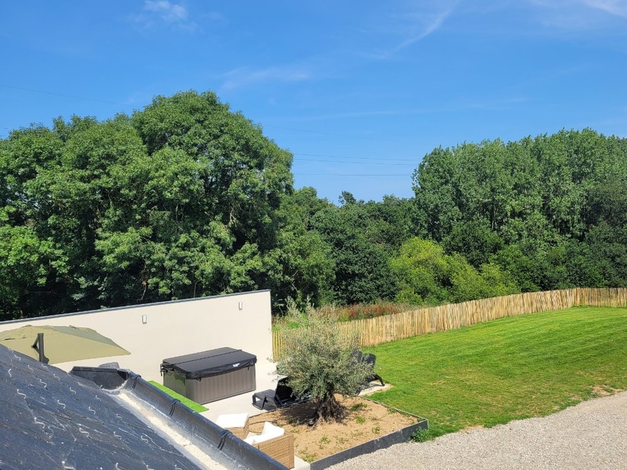 Vue sur la cour et la vallée