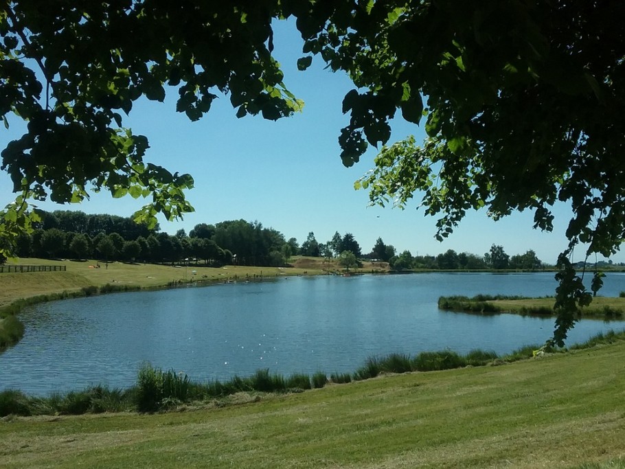 Plan d'eau LA TOUR D'AUVERGNE à 1,5 km