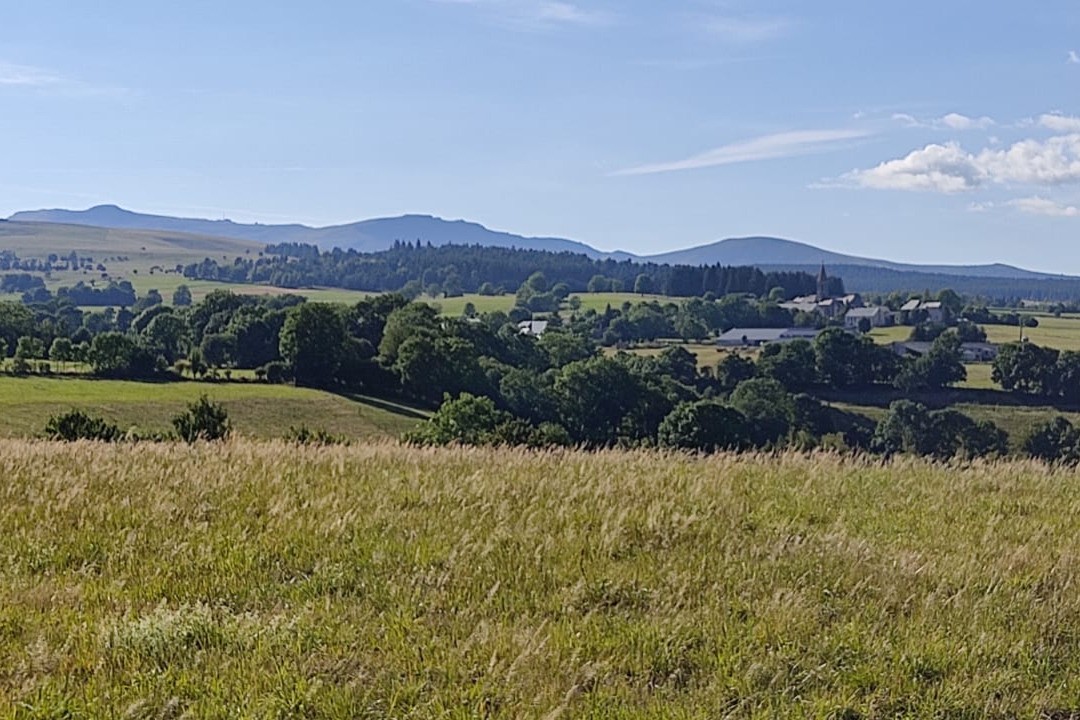 Vue du village et du Plomb du Cantal