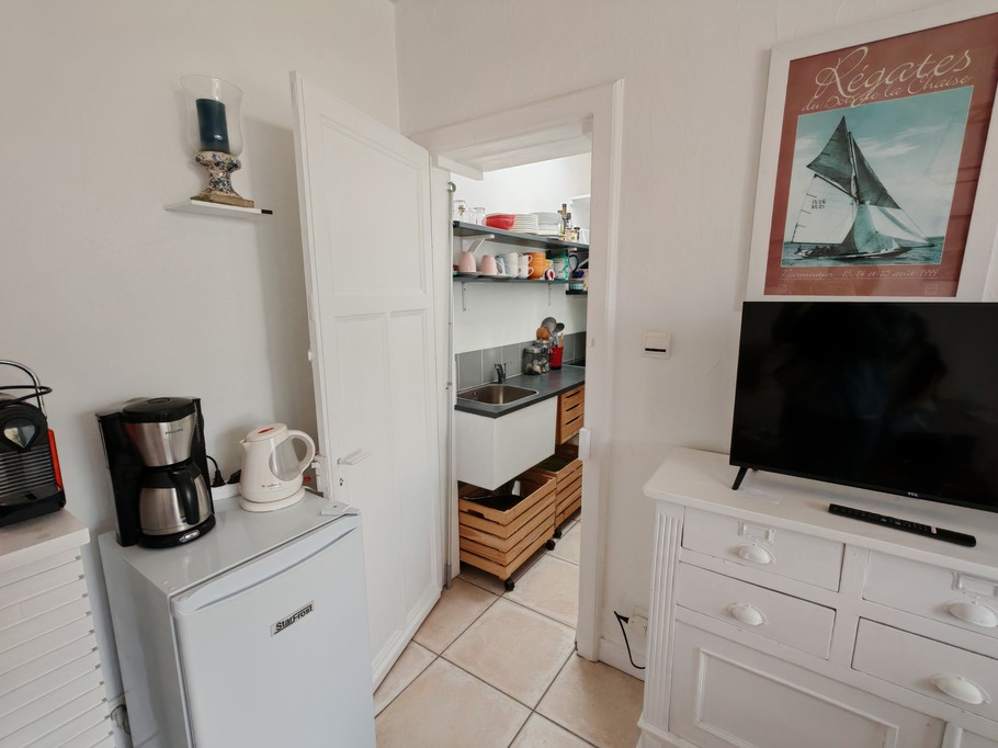 Accès à la cuisine depuis la pièce de vie