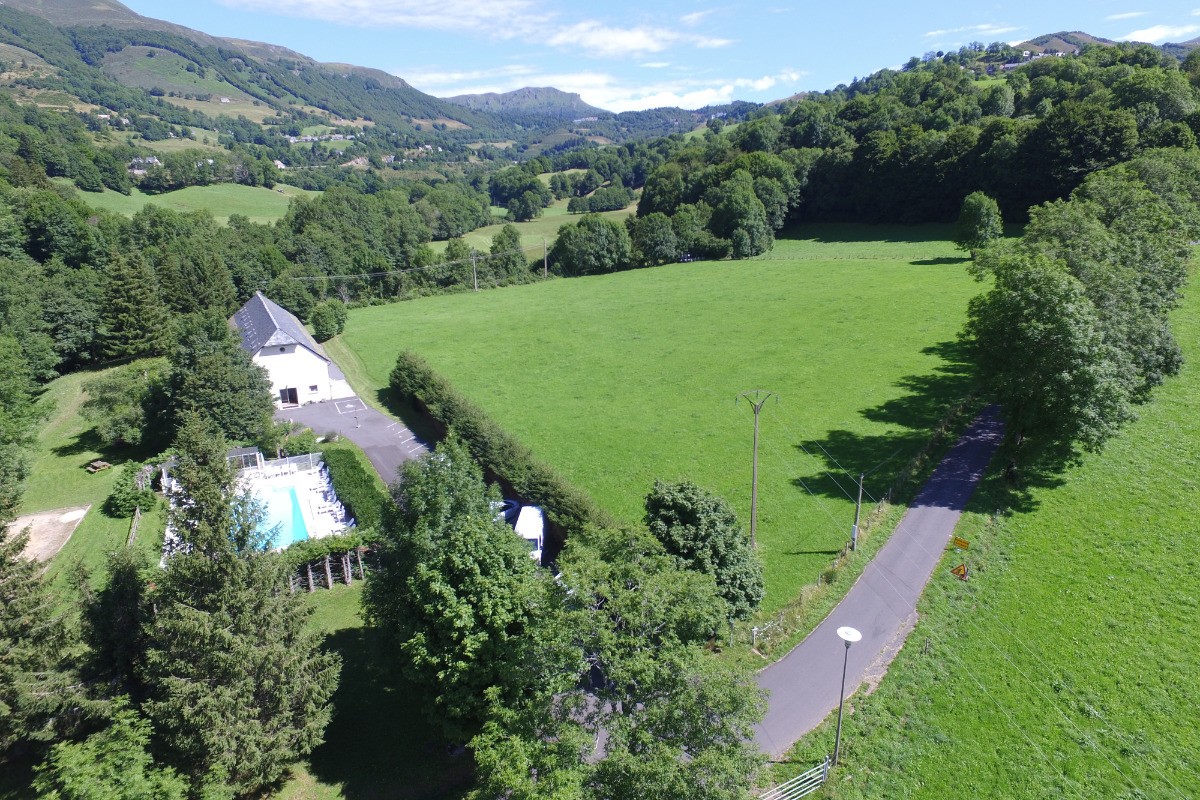 La Grange du Devezou au milieu d'un écrin de verdure