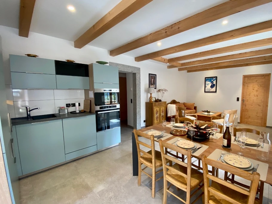 Le séjour, le coin repas et la cuisine