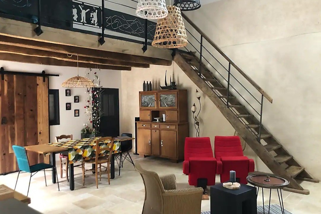 Grande pièce de vie rénovée en respectant l'âme du lieu, et meublée avec du mobilier finement chiné. 
Une mezzanine à l'étage avec un coin lecture / bureau et un couchage d'appoint de 90x190 cm (non recommandé pour un enfant).