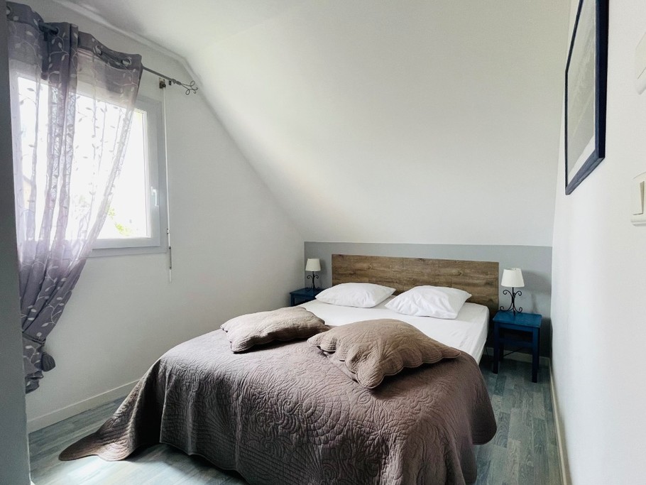 Chambre avec lit double