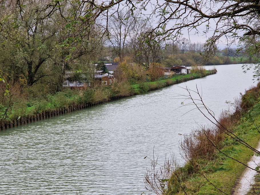 Gite au bord du Canal de l'Est et de la Meuse sauvage