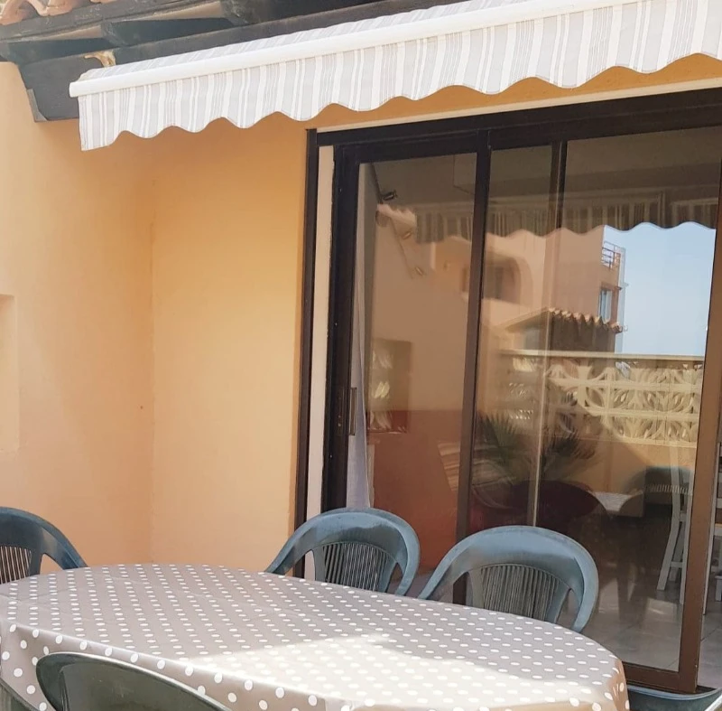 Terrasse avec store banne