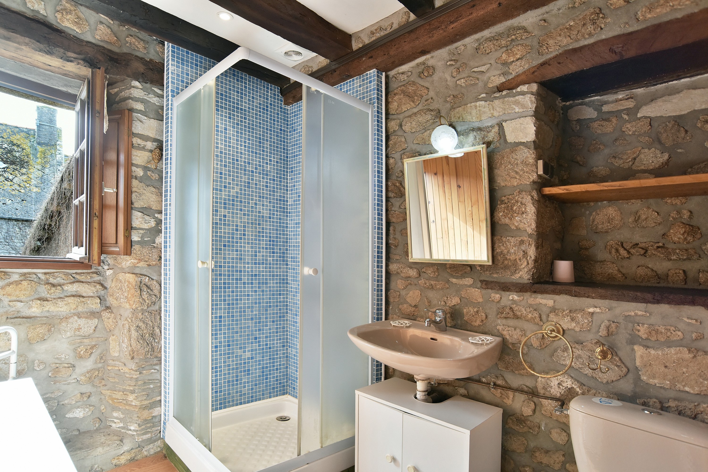 Chambre 1 : pour 3 personnes (1 lit 140cm x 190 cm et 1 lit 120 x 190 cm) avec salle d'eau communicante et WC.