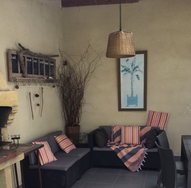 Salon d été couverte avec barbecue et coin repas