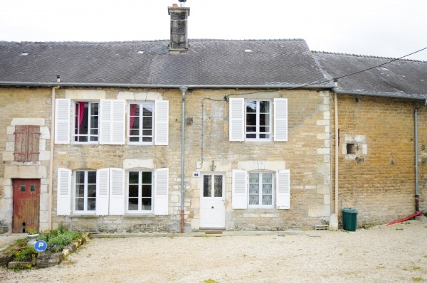 Façade de la maison avec parking privatif