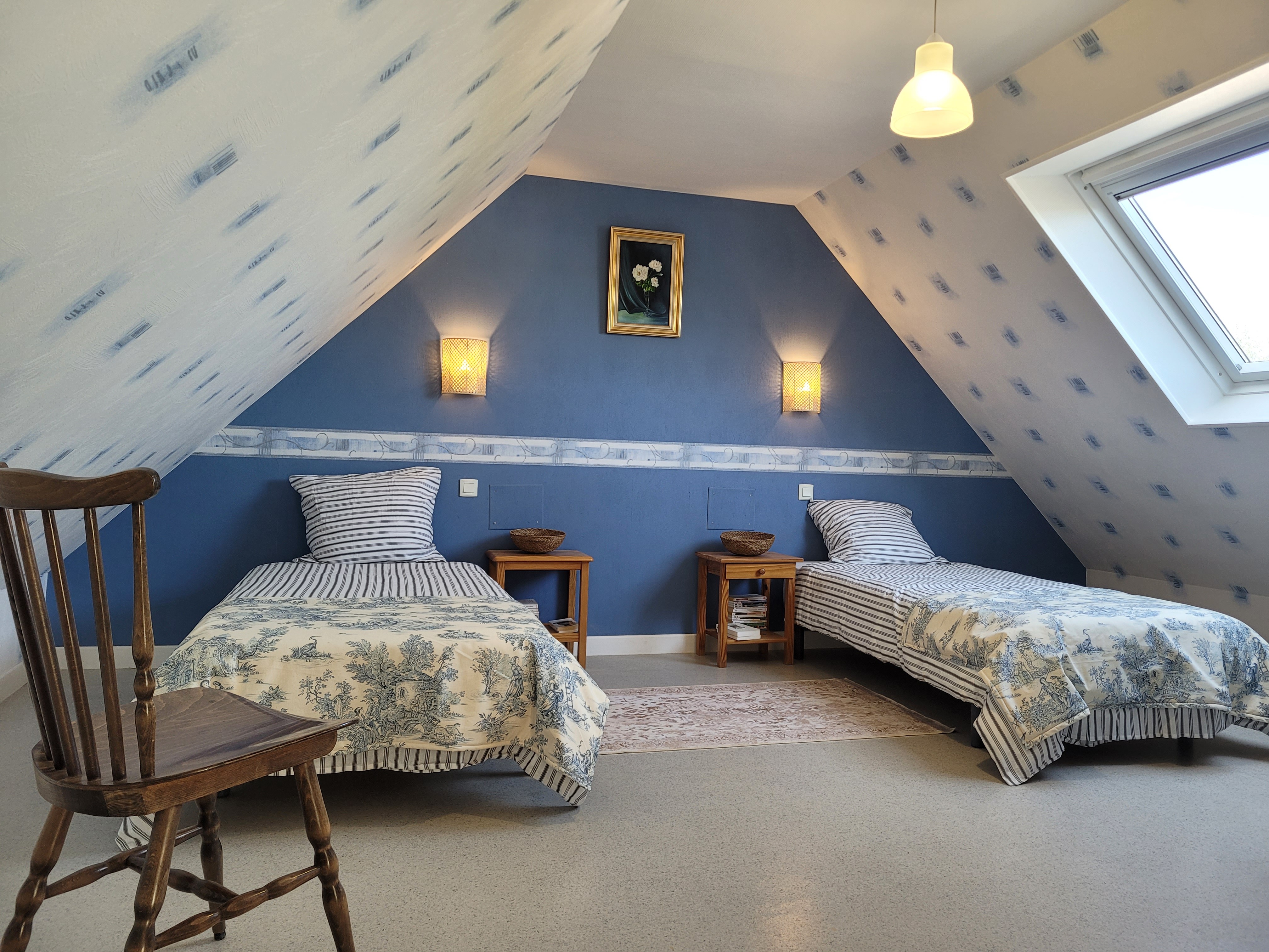 Le Cain, location de vacances, Clévacances, chambre étage 2 lits de 90