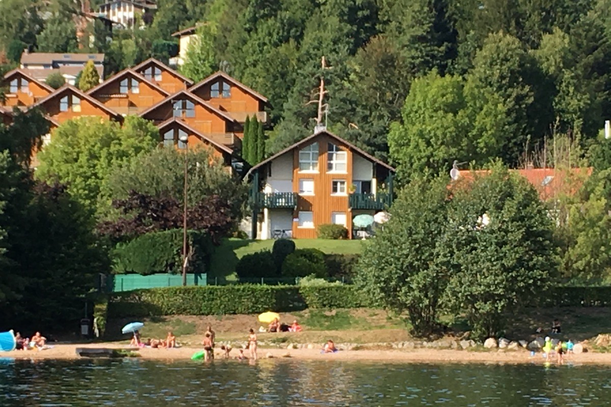 Chalet vu de la plage du lac - Appartement Les Rivages du lac à Gérardmer