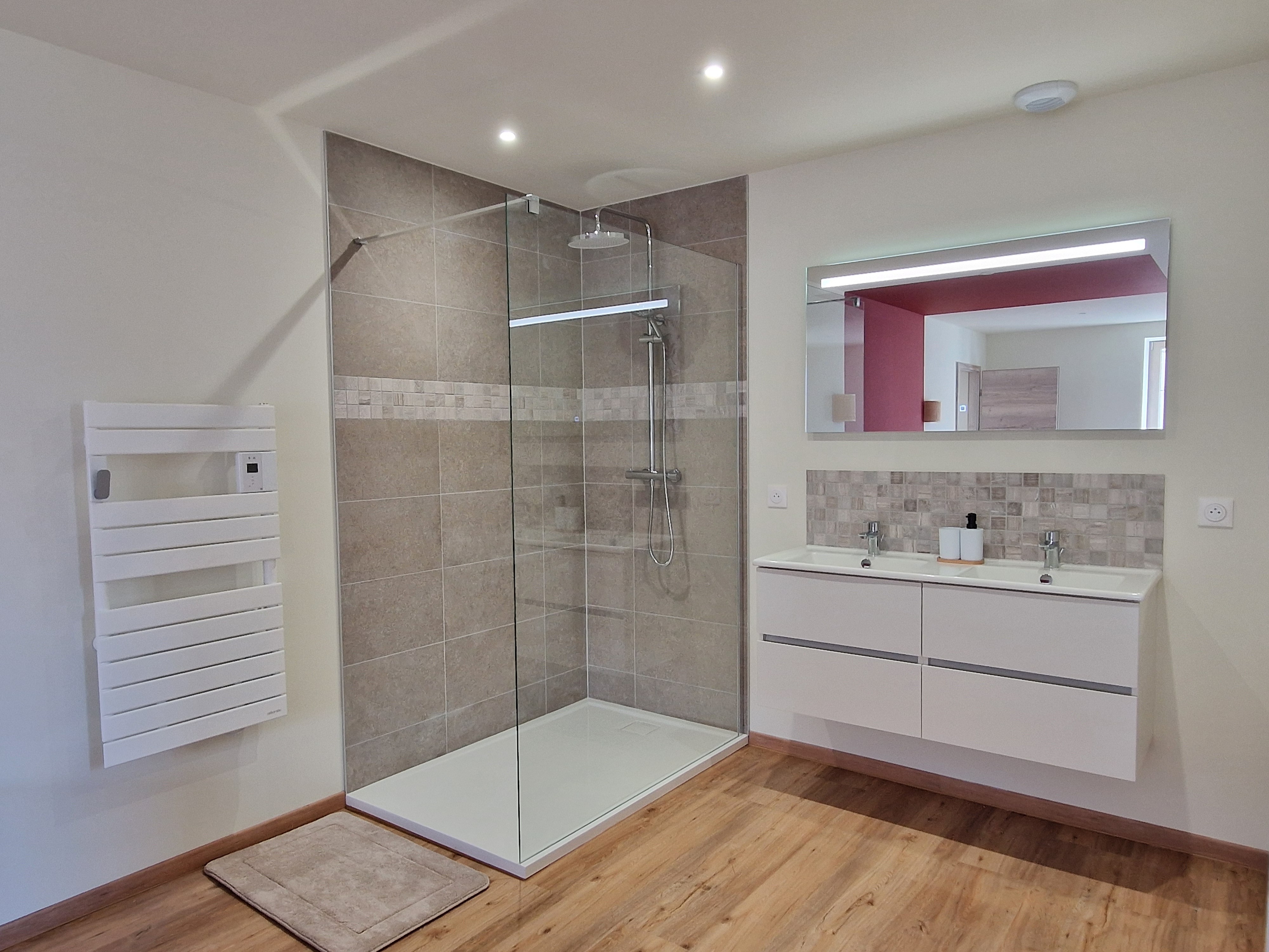 Bedroom 3, open-plan shower room - Gîte de la Forêt