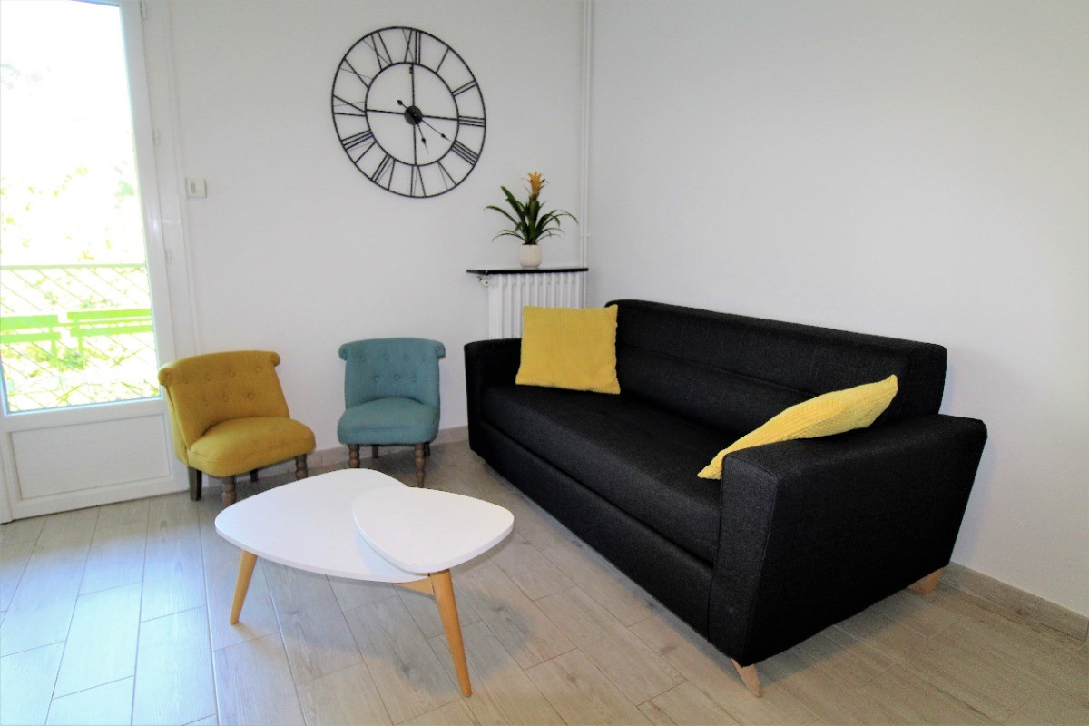 Le canapé est transformable en lit 2 places.