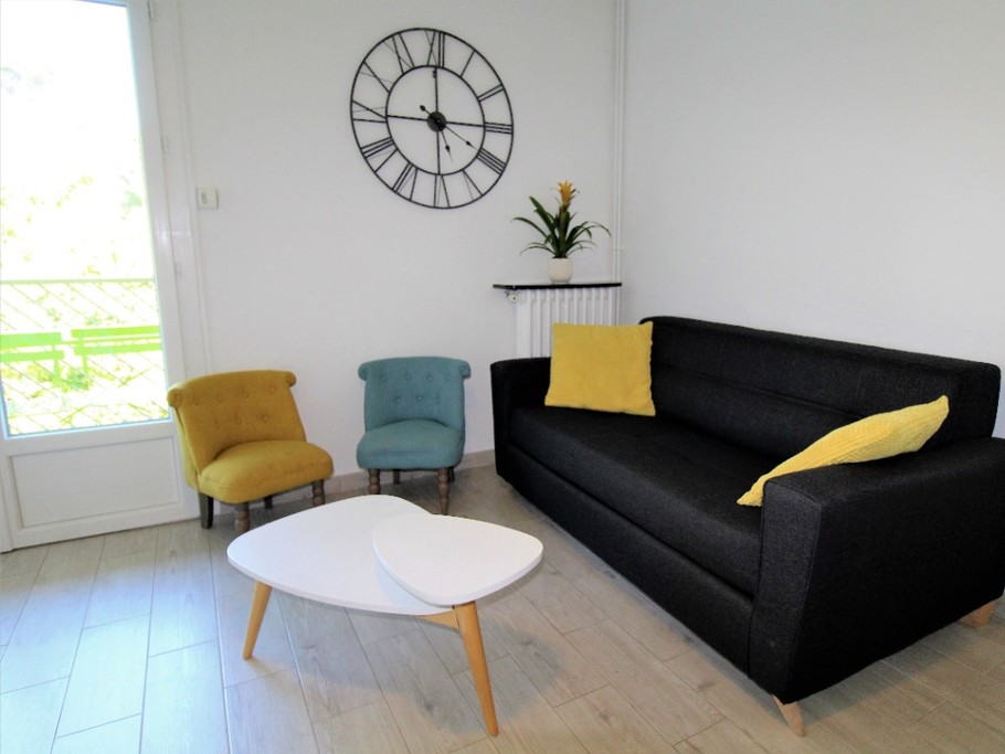 Le canapé est transformable en lit 2 places.