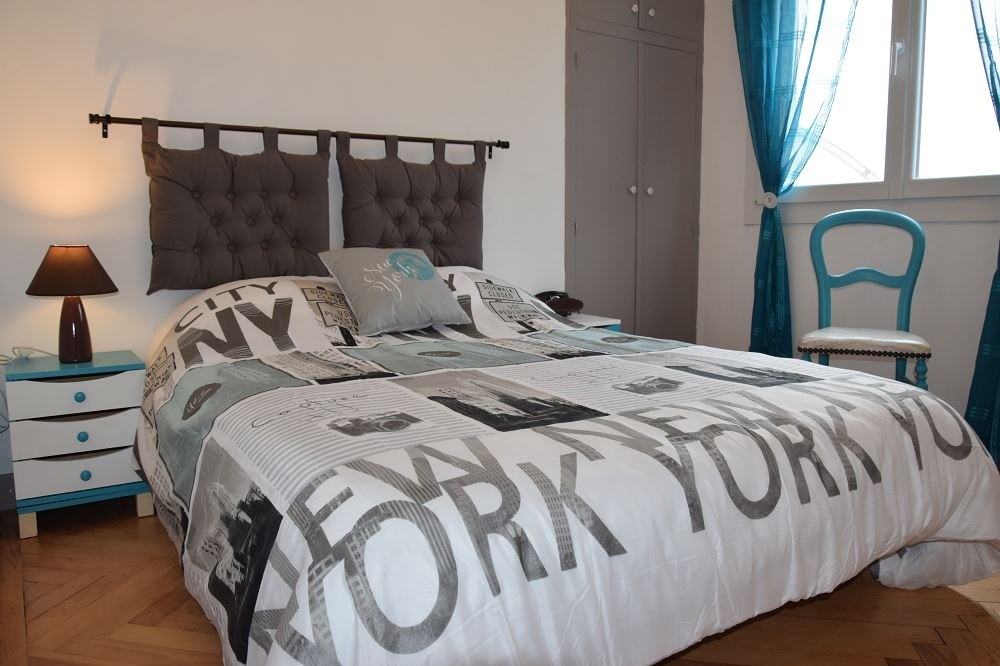 Grande chambre turquoise lit double