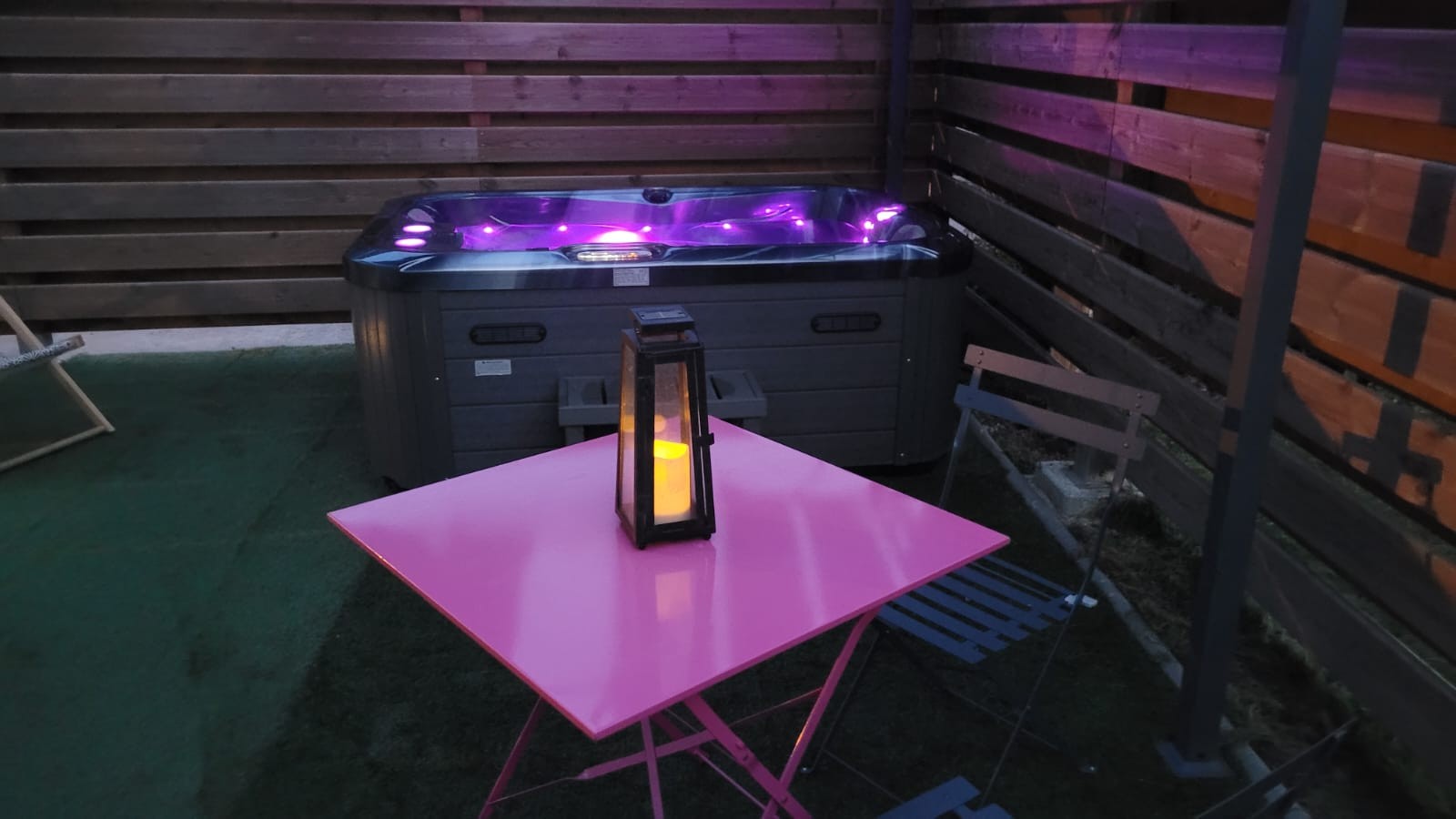 Espace détente, cours intérieure, jacuzzi 2 places privatif