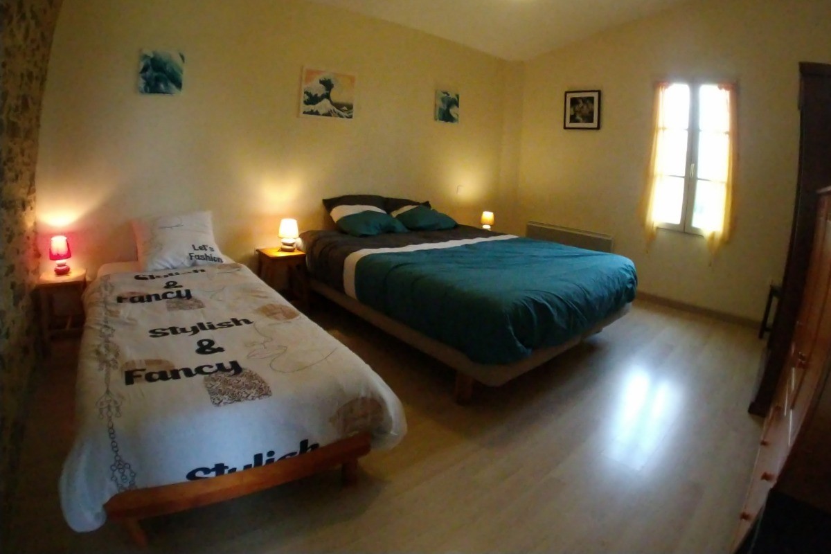 Chambre 2 - configuration 1 lit double 160cm (2 lits simples regroupés) + 1 lit simple 80cm
