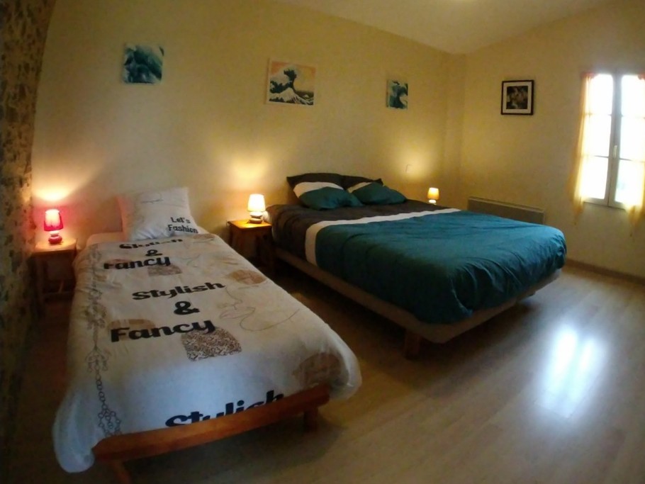 Chambre 2 - configuration 1 lit double 160cm (2 lits simples regroupés) + 1 lit simple 80cm