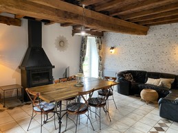 Grande pièce de vie au rez-de-chaussée avec espace cuisine toute aménagée et son mini bar, espace séjour, espace (vrai) bureau, et espace salon avec canapé en cuir, poêle à bois et TV.