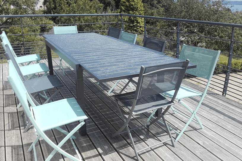 Salon de jardin sur une terrasse très spacieuse