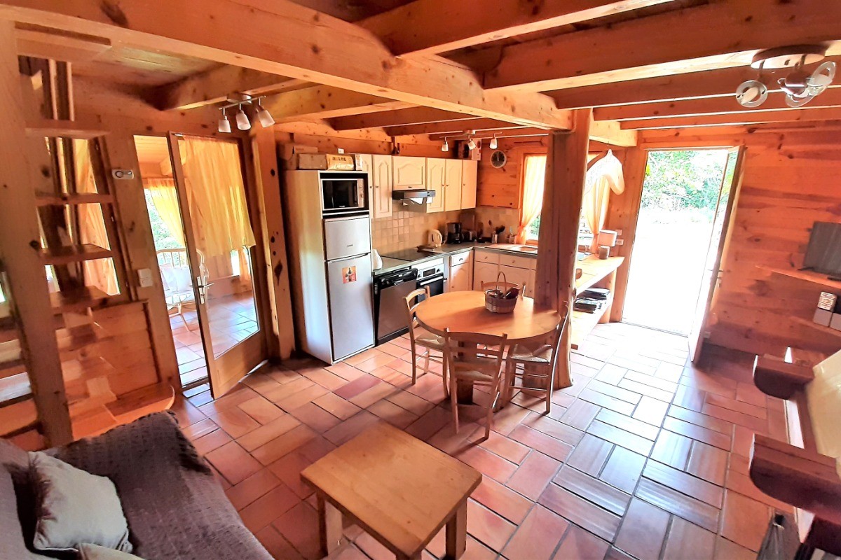 Cuisine équipée - cheminée avec poêle à bois.