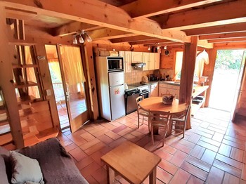 Cuisine équipée - cheminée avec poêle à bois.