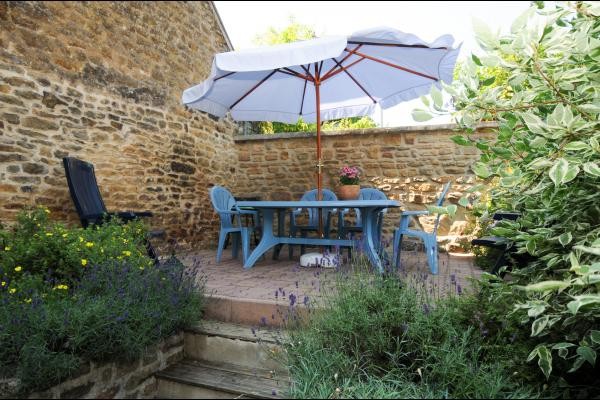 Terrasse ensoleillée et fleurie
