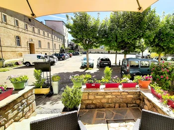 La maison de l'abbé et sa petite terrasse fleurie et aménagée !